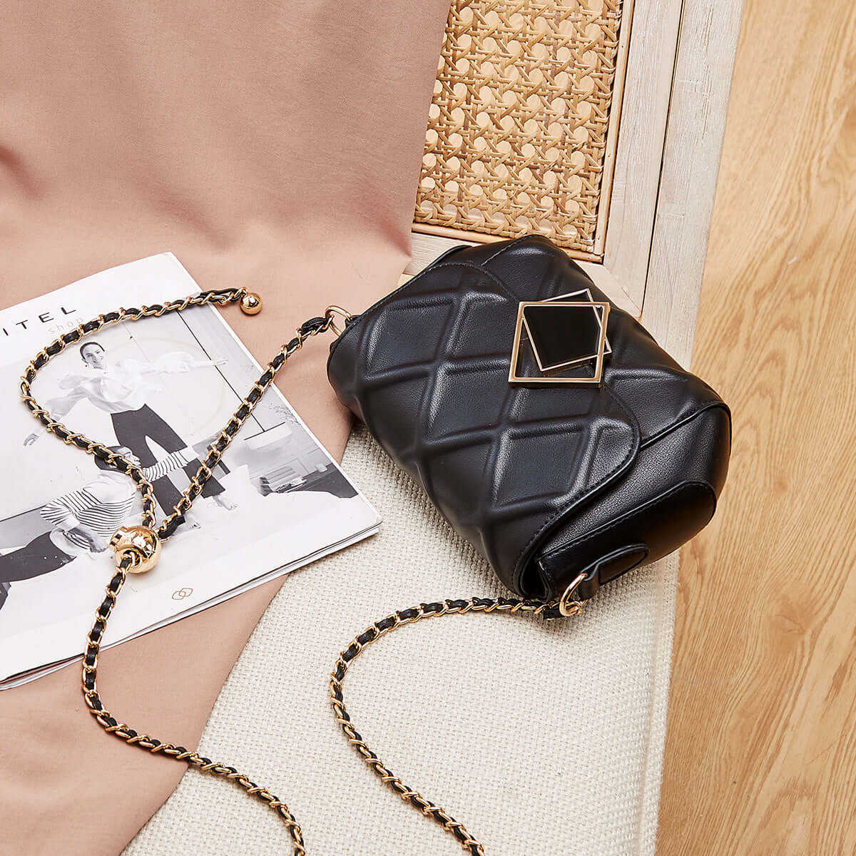 Geometric Lock Quilted Shoulder Bag-4