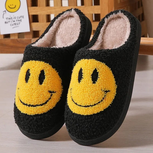 HappySlippers – Flauschige Hausschuhe mit Smiley & Rutschfester Sohle