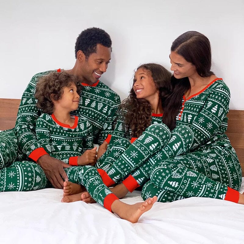 Matchande julpyjamas för hela familjen - Grönt